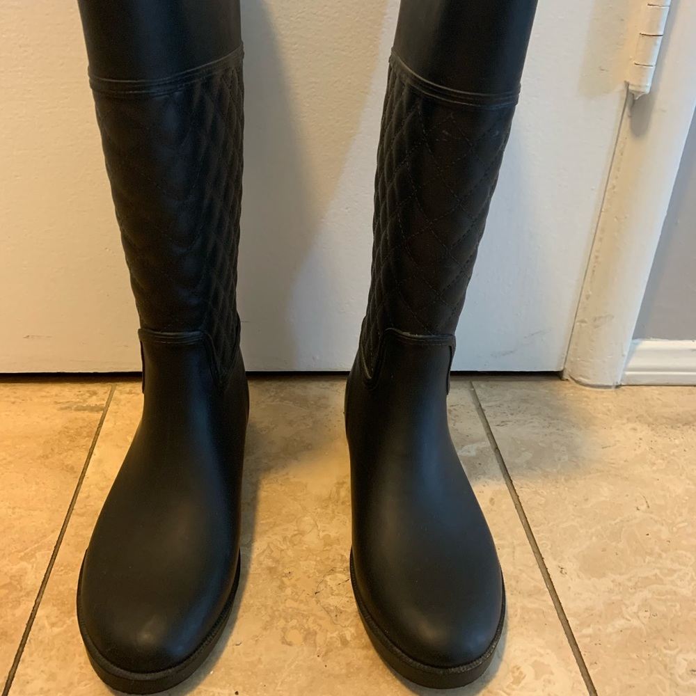 Women’s black rain boots